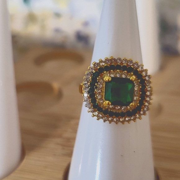 New Green Zirconia Golden Alloy Inlaid Ring Size 9 - Picture 4 of 4
